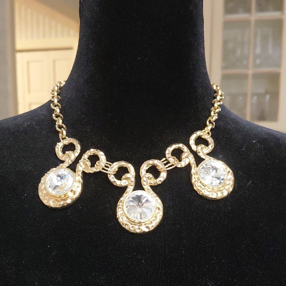 Gold tone metal Chain Necklace with Crystal Pendant Set. Has matching earrings..